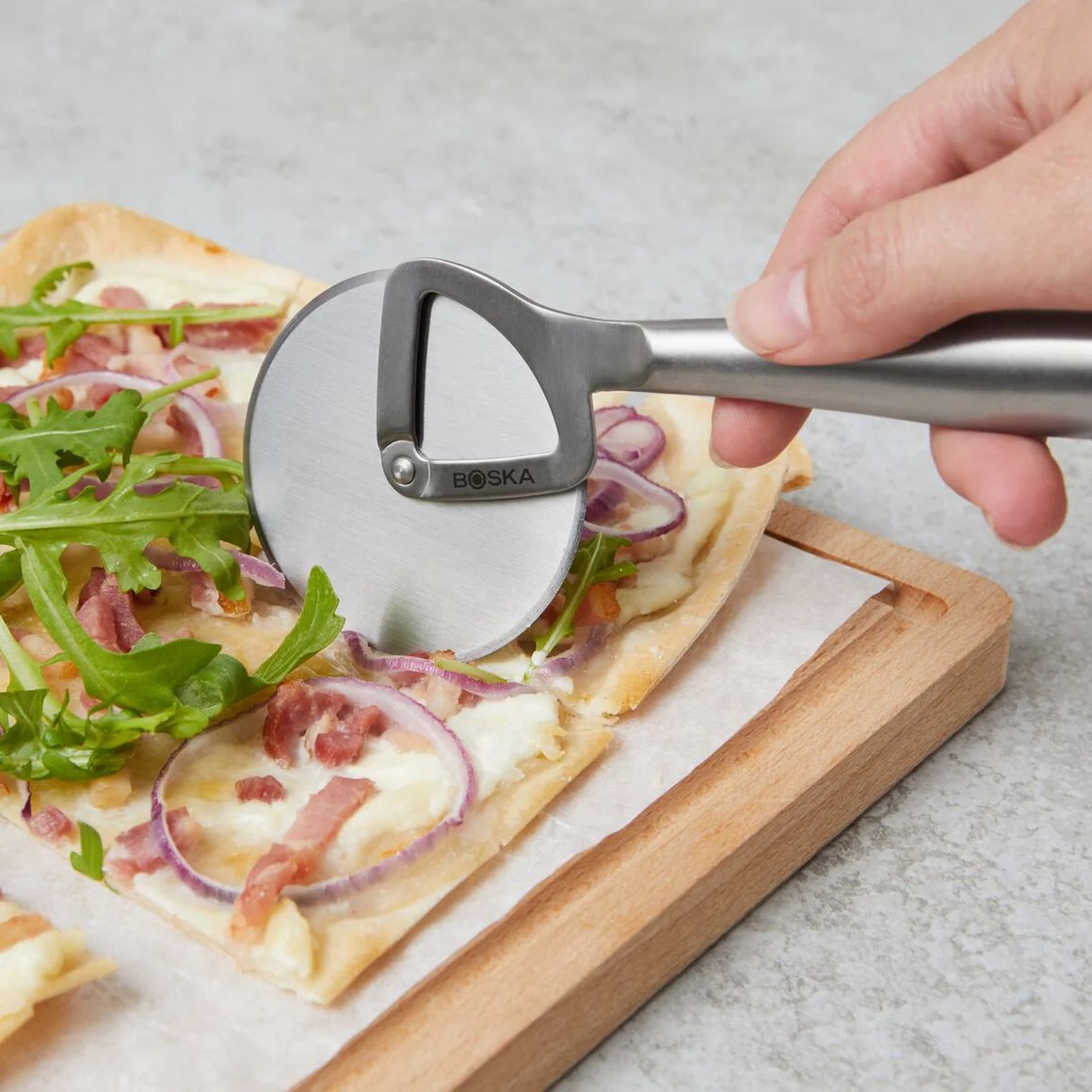 Boska Pizzahjól Copenhagen að skera pizzu